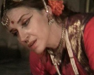 Un'intensa espressione di Roberta Arinci mentre danza la Passione di Cristo